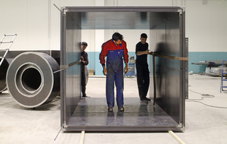 L'alcova d'acciaio di Umberto Cavenago, Morgan Rebuzzi prüft die Verbindungsstellen der Kastenelemente, aus denen der Körper von L'alcòva d'acciaio besteht., Photo @ Umberto Cavenago