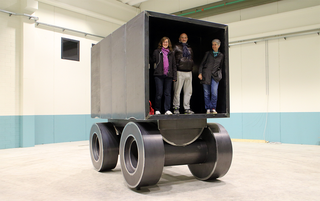 L'alcova d'acciaio di Umberto Cavenago, Ilaria Caldirola, Lucio Arzuffi und Larissa Galler im Inneren der Skulptur, Photo @ Umberto Cavenago