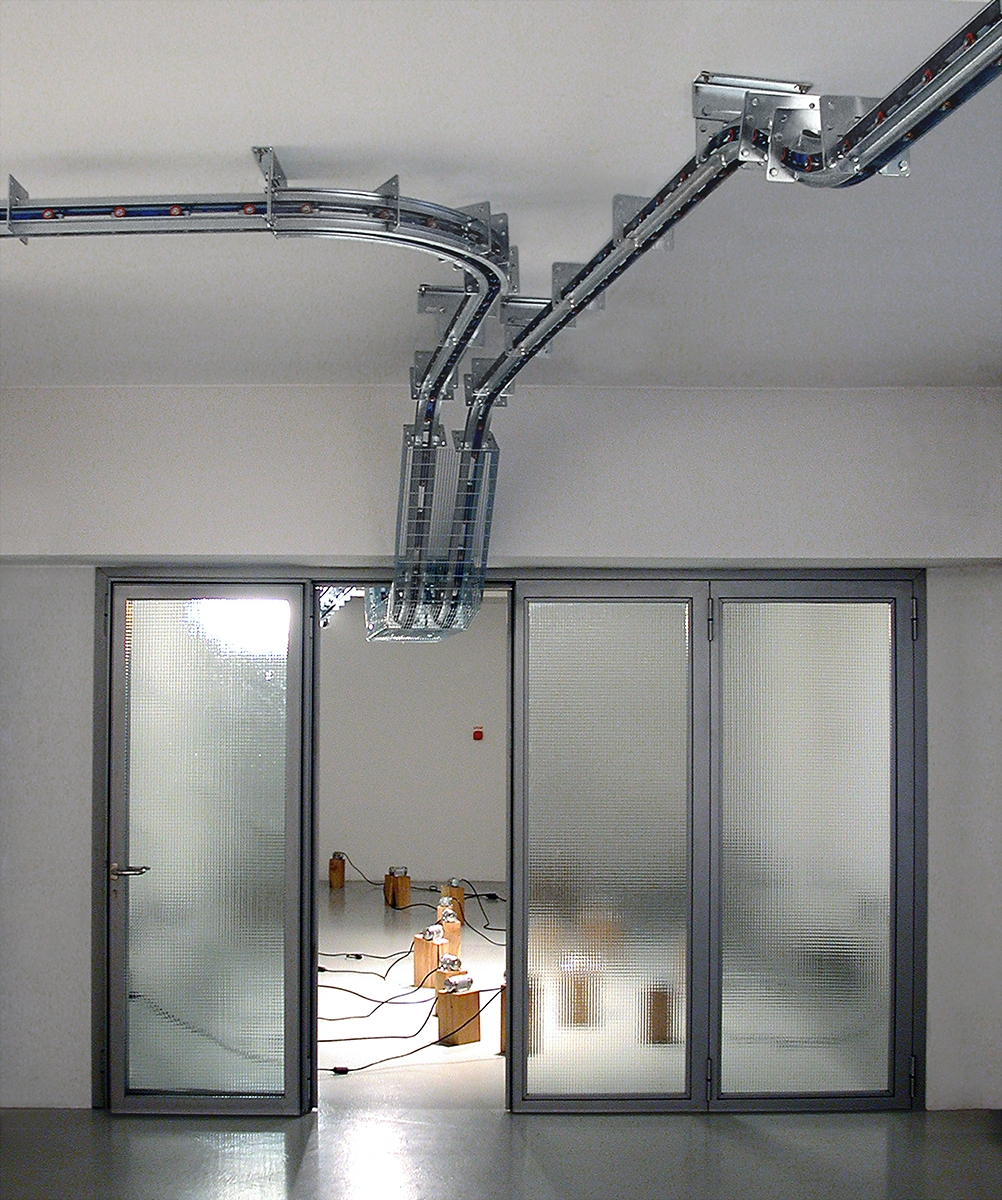 Parassita funzionale, Installazione site-specific per la Galleria Fumagalli, Bergamo, Photo © Alessandro Zanbianchi