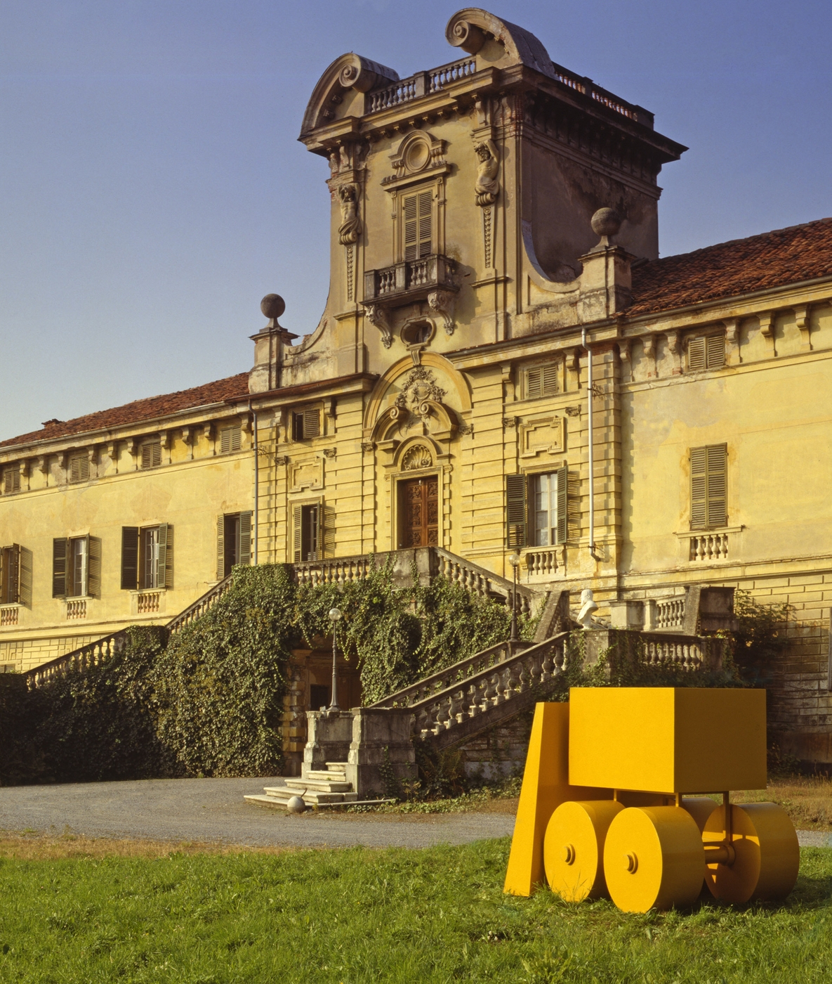 Veicolo giallo, Installazione al Castello di Rivara, Photo © Studio Blu