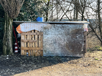 <div>Der Begriff <em>"Selbstbau</em> " im Bereich der Architektur bezieht sich auf Strategien, die darauf abzielen, die Unternehmen, die sich in einer gewachsenen Produktionsstruktur normalerweise um den Bau eines Gebäudes im Auftrag seiner künftigen Nutzer kümmern, durch Amateurunternehmer zu ersetzen.</div>