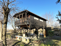 <div>Struktur aus Holzpfählen.</div>